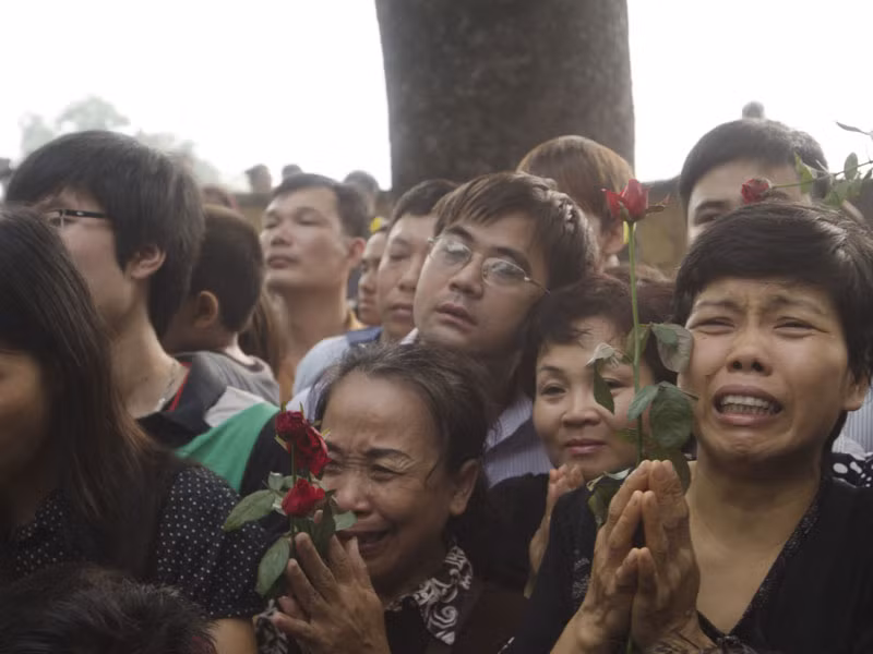 Hàng vạn người quỳ trước cổng nhà Đại tướng tiễn đưa Linh cữu