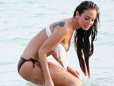 Giám khảo X Factor khoe vẻ gợi cảm trên biển