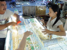 Người mua nữ trang nên chọn giao dịch ở những cửa hàng uy tín. Ảnh: D.Đ.Minh (Thanh Niên)