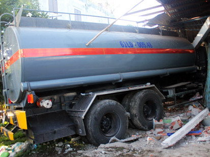 Xe bồn húc sập nhà dân, hai mẹ con nguy kịch