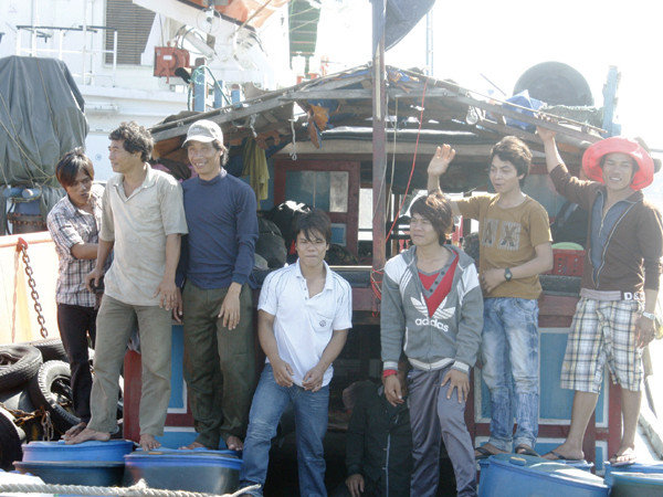 Niềm vui của những ngư dân trở về sau gần 10 ngày trôi dạt giữa sóng dữ