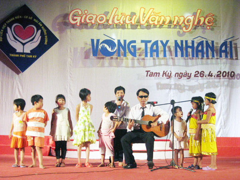 Đặng Ngọc Duy và những học trò khuyết tật hát trong đêm giao lưu văn nghệ “Vòng tay nhân ái”
