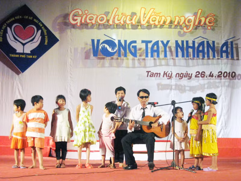 Đặng Ngọc Duy và những học trò khuyết tật hát trong đêm giao lưu văn nghệ “Vòng tay nhân ái”