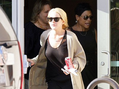 Lindsay Lohan thả rông ngực đi lao động công ích