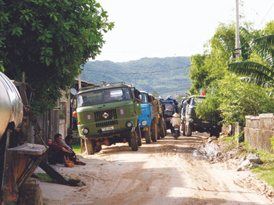 Xe chở đất nối đuôi nhau vào khu liên hợp gang thép và cảng nước sâu Sơn Dương (Hà Tĩnh)