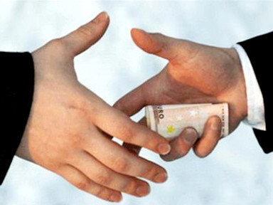 Đội trưởng thanh tra giao thông nhận hối lộ