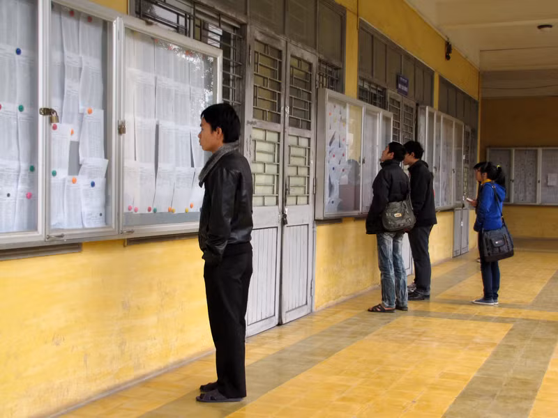 Sinh viên ĐH Bách khoa Hà Nội lên xem điểm thi học kỳ 1 ngày đầu năm mới. Ảnh: Tuấn Nguyễn