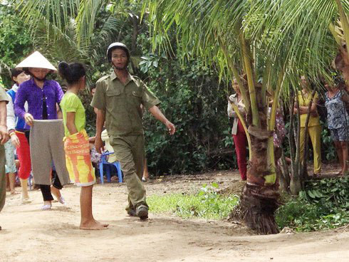 Bé gái bị hãm hại kêu cứu trong lùm sậy