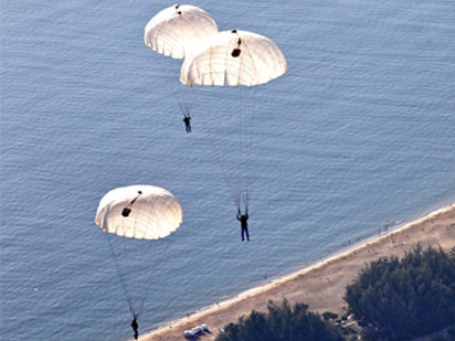 Phi công máy bay chiến đấu tập nhảy dù
