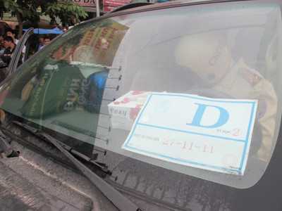 Xe tư nhân gắn còi ủ, dán phù hiệu ưu tiên của Quốc hội