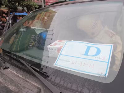 Xe tư nhân gắn còi ủ, dán phù hiệu ưu tiên của Quốc hội