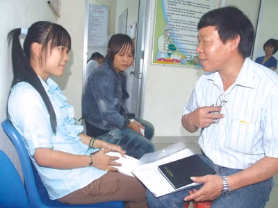 Phóng viên trao đổi với hai nữ sinh viên năm nhất Cao đẳng Bách khoa Đà Nẵng đến trạm y tế khám bệnh trầm cảm. Ảnh: QD