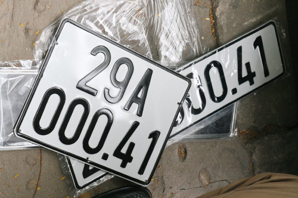 Biển 5 chữ số vẫn giữ nguyên kích thước, chất lieeujvaf màu sơn so với biển kiểm soát 4 chữ số