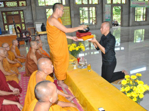 'Nhà sư bị khóa môi' định tự tử vì áp lực dư luận