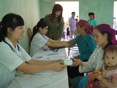 ĐVTN Tổng cục 4 tham gia khám bệnh, cấp phát thuốc miễn phí cho đồng bào vùng cao tại Hà Giang. Ảnh: N.M