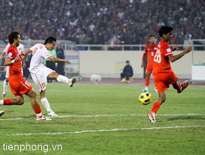 Thắng nghẹt thở Singapore, Việt Nam vào bán kết