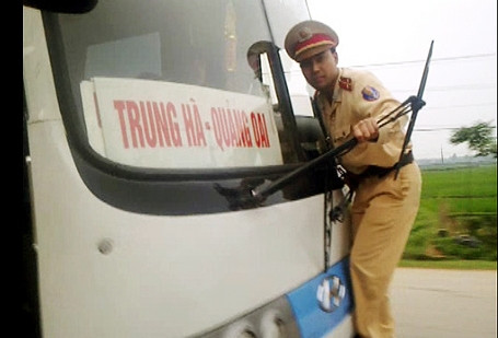CSGT bị đâm trực diện phải bám vào cần gạt nước