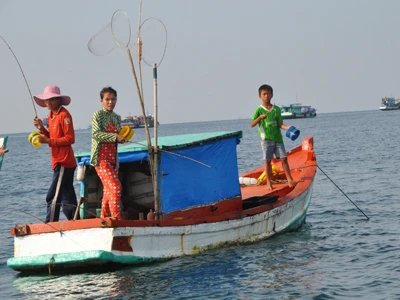Câu cá trên biển Hòn Thơm