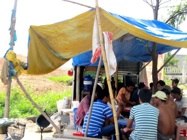 Thanh niên trong làng tụ tập bài bạc là chuyện thường ngày Ảnh: Nam Cường