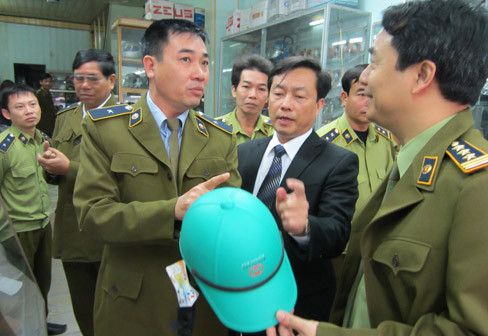 100% cơ sở kinh doanh mũ bảo hiểm sai phạm