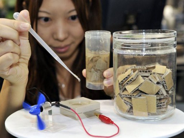 Tạo nguồn điện từ... giấy vụn