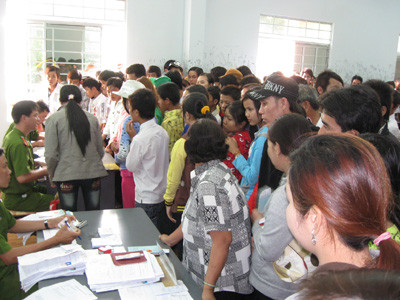 Hàng ngàn người chen nhau làm giấy CMND