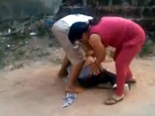 Bắt khẩn cấp kẻ lột quần áo 'tình địch' đánh ghen