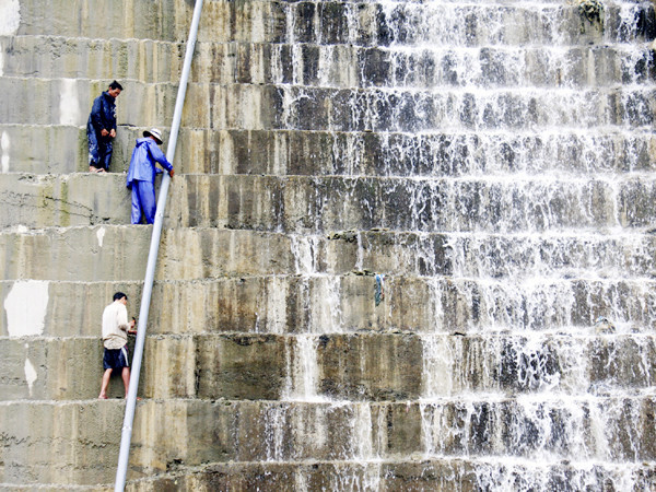 Xử lý ở hạ lưu là cách trấn an khó... an lòng Ảnh: Nguyễn Thành