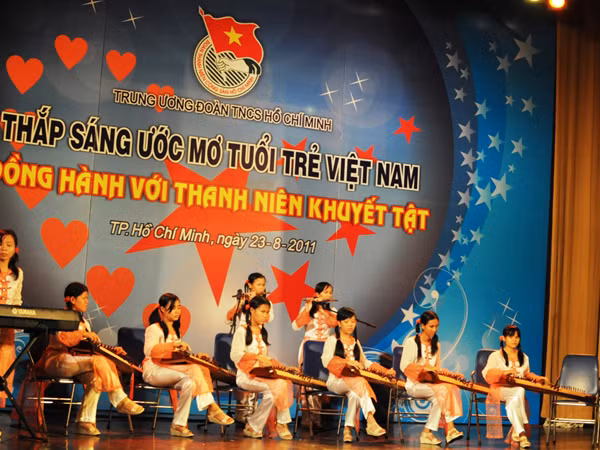 Thanh niên khiếm thị trình diễn tại chương trình