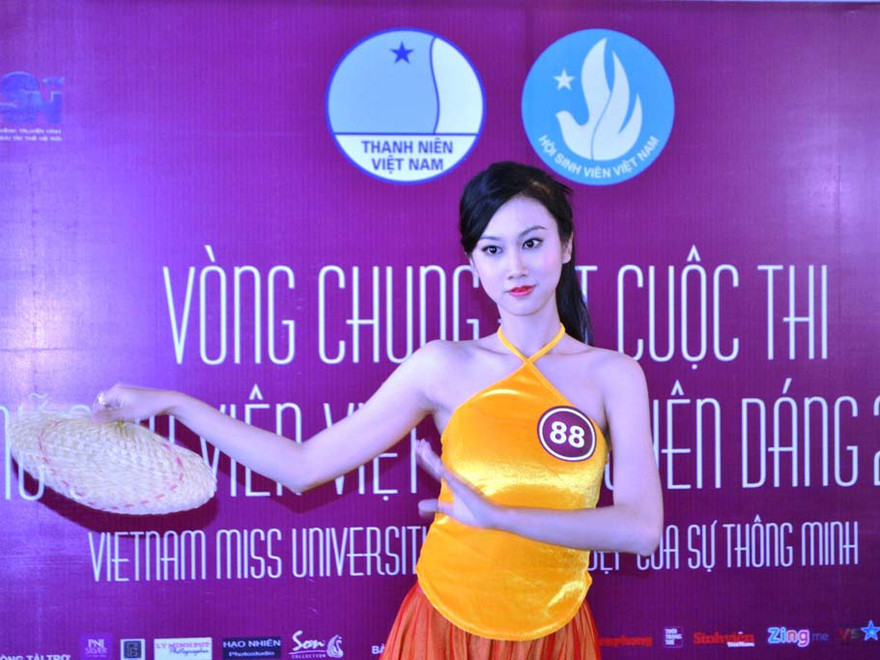 Nữ sinh duyên dáng tranh tài