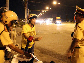 Ma men 'tiền tỷ' hù CSGT