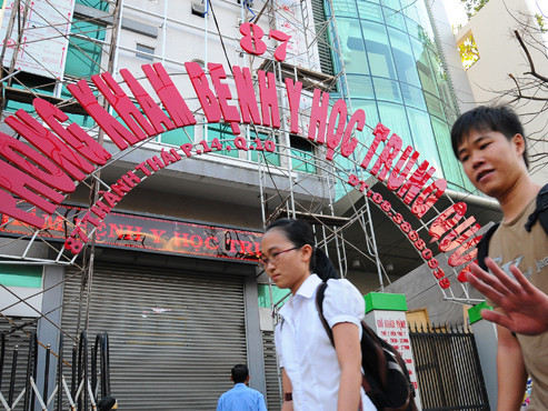 Ai cho phép phòng khám Trung Quốc ‘lộng ngôn’?