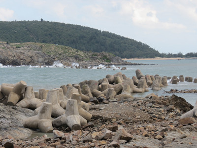 Vụ đê biển Hòn La bị vỡ: Do công trình chưa hoàn thiện ?