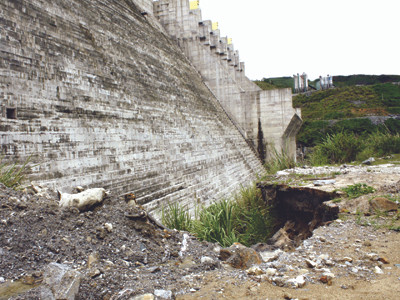 Dân và chính quyền đứng ngồi không yên vì động đất