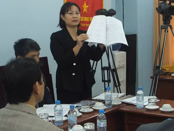 Chị Trịnh Thúy Mai - đại diện cư dân Keangnam cho rằng báo cáo về giá dịch vụ của chủ đầu tư thiếu minh bạch. Ảnh: Minh Tuấn