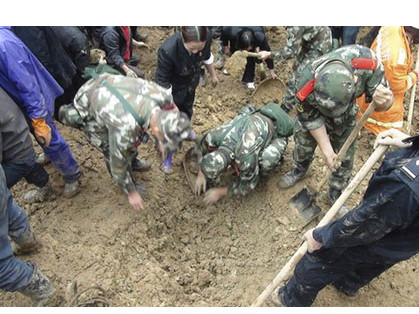 Đội cứu hộ đang nỗ lực tìm kiếm nạn nhân