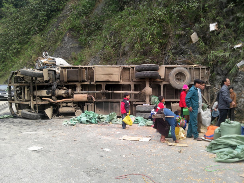 Nhiều người dân tranh thủ "hôi của" sau khi tai nạn xảy ra