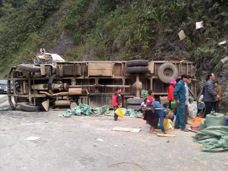 Nhiều người dân tranh thủ "hôi của" sau khi tai nạn xảy ra