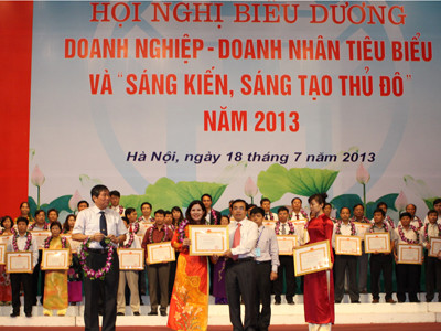 DS. Lê Thị Bình nhận bằng khen ‘Doanh nhân tiêu biểu Thủ đô’