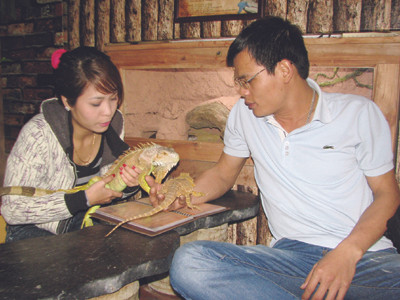 Bạn trẻ uống cà phê cùng thú cưng Ảnh: N.H