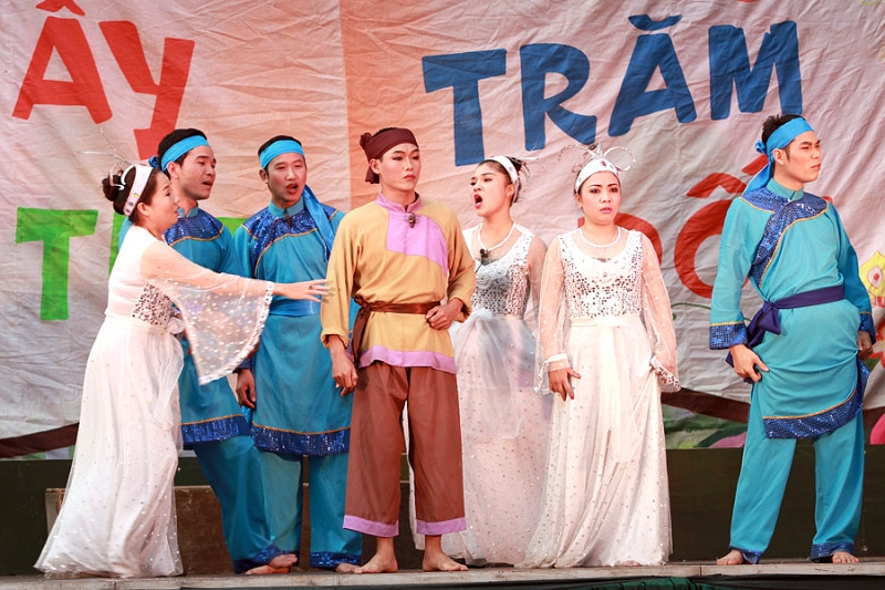 Danh hài Minh Vượng "hóa hổ" vào trường học