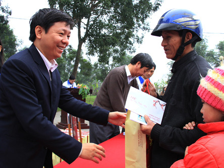 Trao quà Tết cho hơn nghìn người nghèo