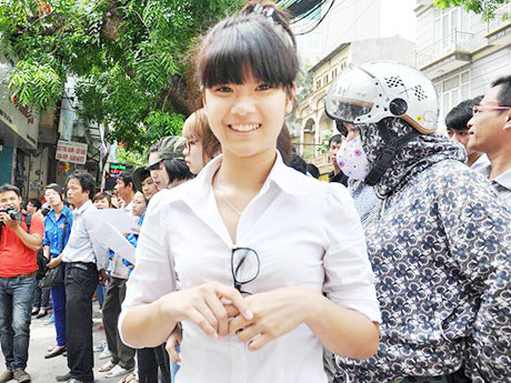 Hot girl Chibi Hoàng Yến khoe làm được 8 mặt giấy thi môn Văn