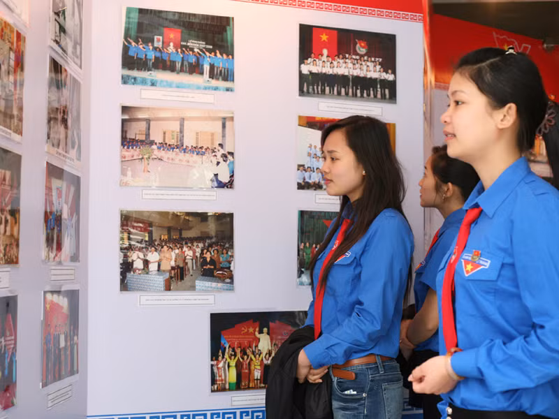Triển lãm 'Những chặng đường vẻ vang của Đoàn'