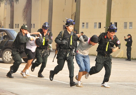 Nữ cảnh sát đặc nhiệm trấn áp khủng bố