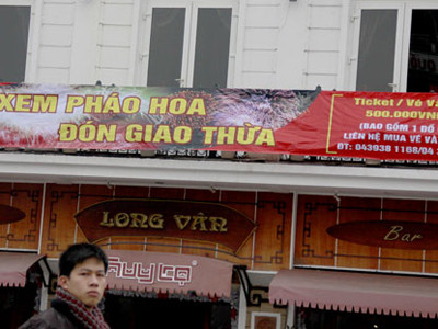 Nửa triệu đồng một chỗ ngồi xem pháo hoa