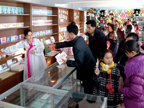 Một cửa hàng lưu niệm ở Bình Nhưỡng phục vụ Ngày của Mẹ