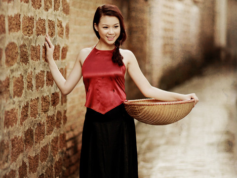 Trương Tùng Lan gợi cảm với yếm đào