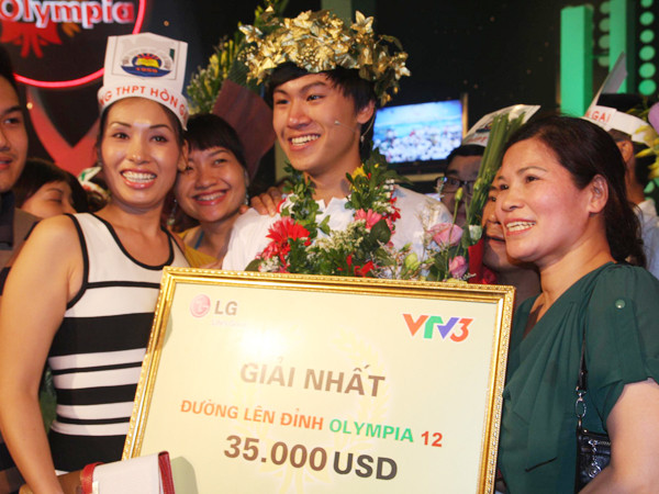 Chủ nhân mới của vòng nguyệt quế 2012 bên người thân Ảnh: Nguyễn Hoài