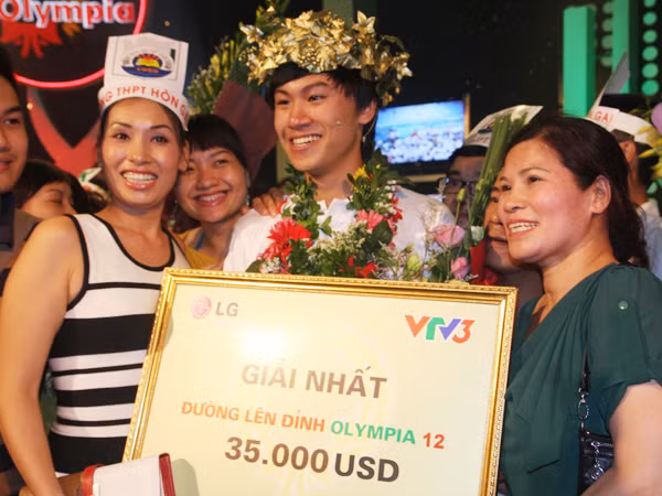 Chủ nhân mới của vòng nguyệt quế 2012 bên người thân Ảnh: Nguyễn Hoài